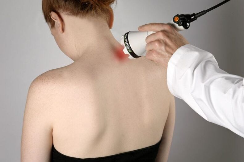 Trápaga osteokondrosiaren laser tratamendua emakumeengan